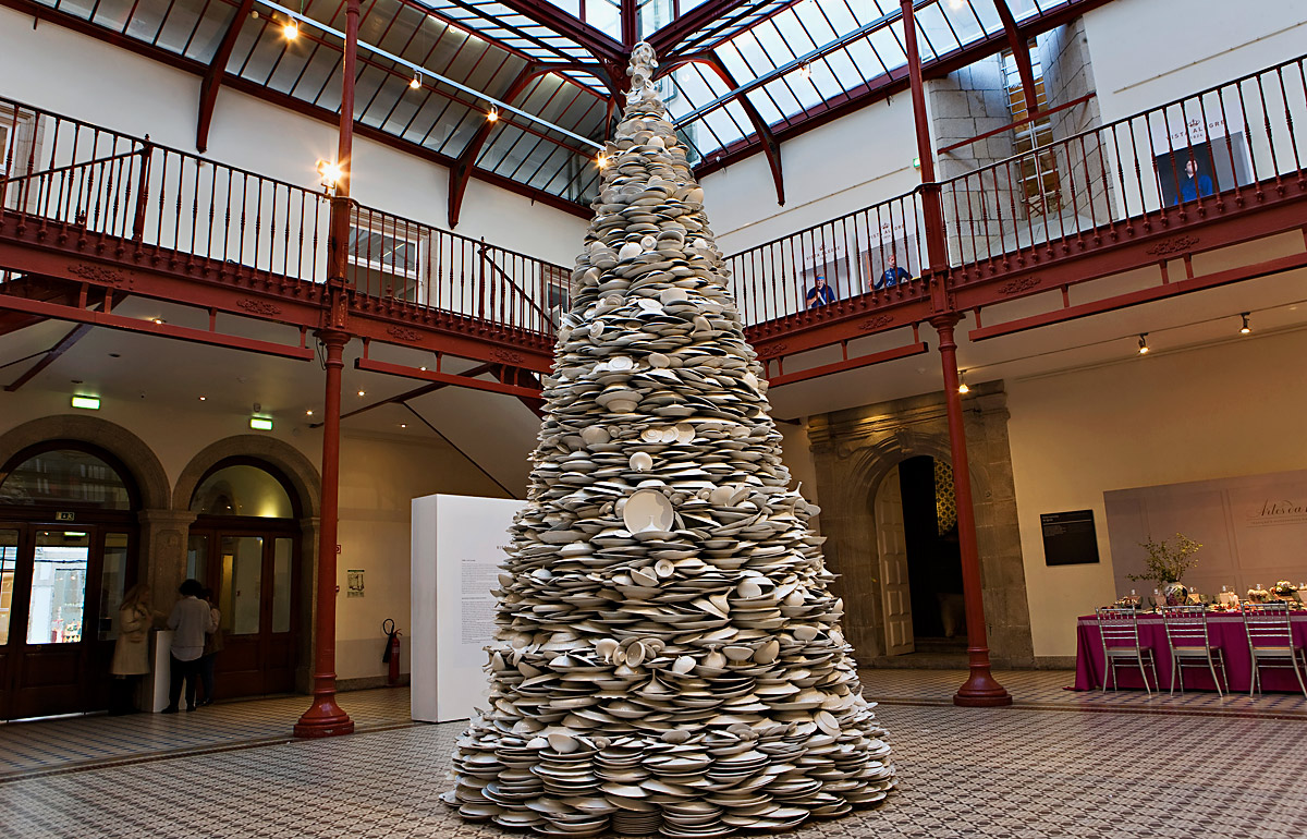 Segunda maior árvore de Natal do mundo é portuguesa e é de porcelana